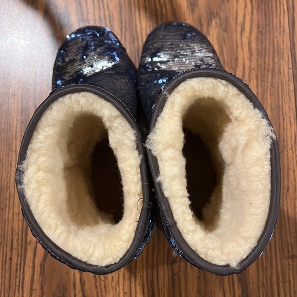 UGG seguined Classic Short boots Size: 8 - Picture 5 of 9